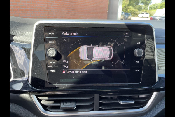 Volkswagen T-Roc 1.5 TSI 150pk DSG R-Line Navigatie Apple Carplay/Android Auto Parkeersensoren Camera Adaptive Cruise Control Elektrische achterklep Stoel- en stuurverwarming Climate Control Ledverlichting Virtual Cockpit