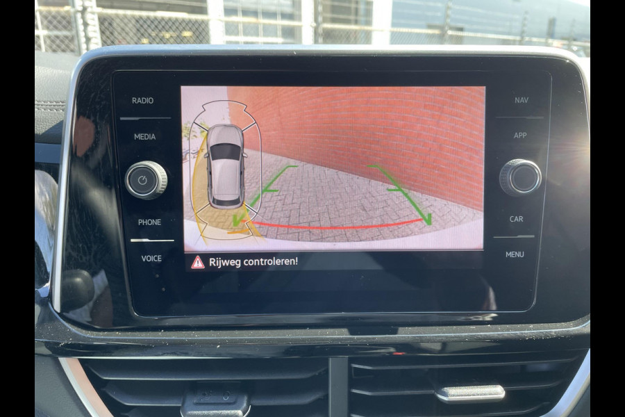 Volkswagen T-Roc 1.5 TSI 150pk DSG R-Line Navigatie Apple Carplay/Android Auto Parkeersensoren Camera Adaptive Cruise Control Elektrische achterklep Stoel- en stuurverwarming Climate Control Ledverlichting Virtual Cockpit