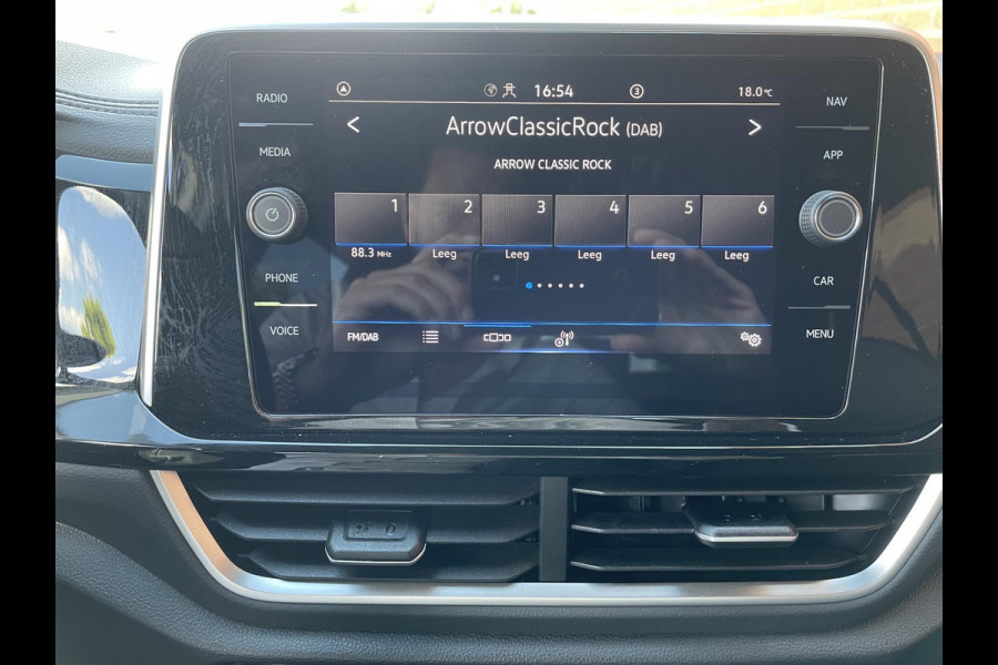 Volkswagen T-Roc 1.5 TSI 150pk DSG R-Line Navigatie Apple Carplay/Android Auto Parkeersensoren Camera Adaptive Cruise Control Elektrische achterklep Stoel- en stuurverwarming Climate Control Ledverlichting Virtual Cockpit