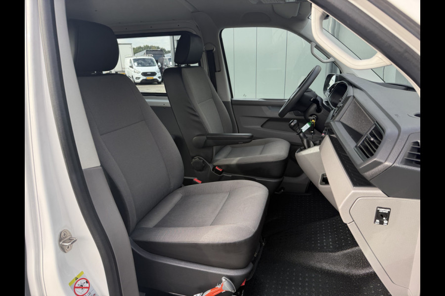 Volkswagen Transporter 2.0 TDI 111 PK / L2H1 / DUBBELE CABINE / 1e EIG. / TREKHAAK / CRUISE / CARPLAY / AIRCO / PDC