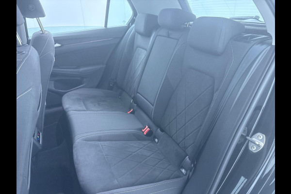 Volkswagen Golf 1.5 eTSI Style 130 pk Automaat (DSG) | Navigatie via App | Parkeersensoren | Achteruitrijcamera | Adaptieve Cruise Control | Stoelverwarming | Autom. airco (3 zones) |