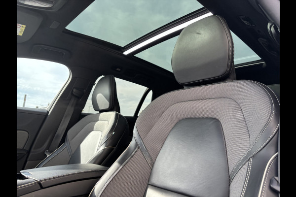 Volvo V60 2.0 T8 Plug-in hybrid AWD Ultimate Dark | Zwenkbare trekhaak | Panoramadak | Adaptieve cruise | Memory | Harman Kardon |