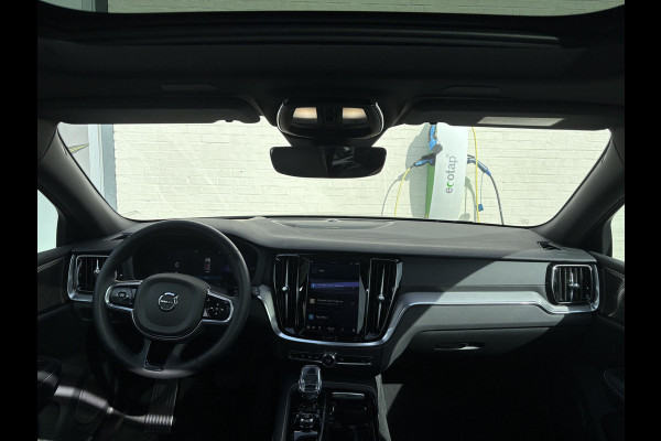 Volvo V60 2.0 T8 Plug-in hybrid AWD Ultimate Dark | Zwenkbare trekhaak | Panoramadak | Adaptieve cruise | Memory | Harman Kardon |