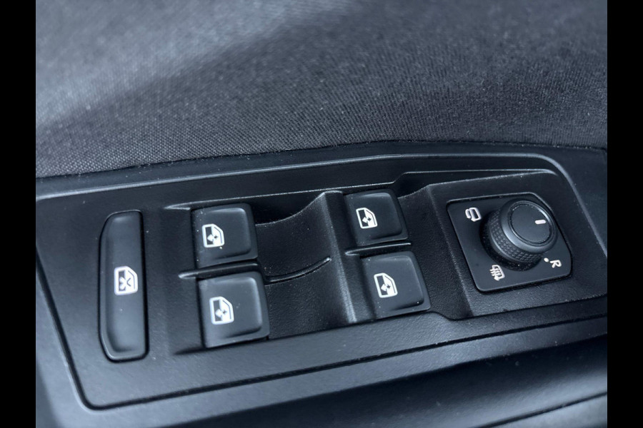 Volkswagen T-Roc 1.0 TSI Life Edition 110 pk | Verlengde garantie | Navigatie | Parkeersensoren (Park assist) | Achteruitrijcamera | Adaptieve cruise control |