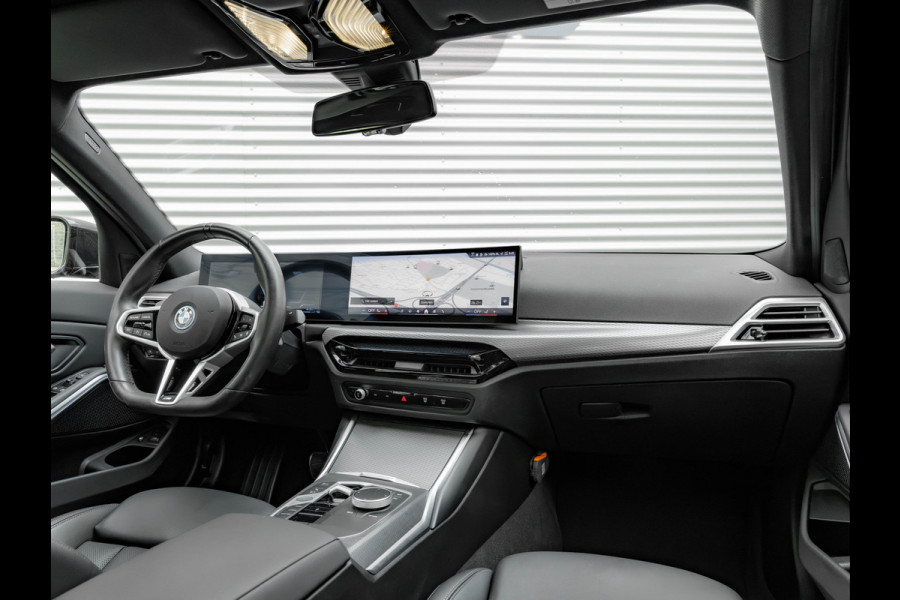 BMW 3-serie 330e M-Sport - LCI 2 - Schuifdak - Trekhaak - Widescreen - Hifi - Camera