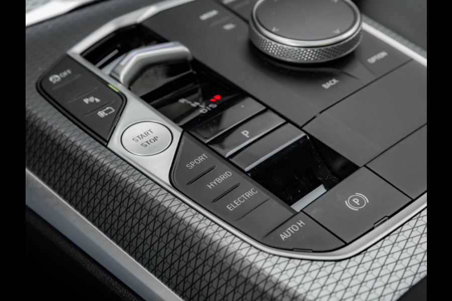 BMW 3-serie 330e M-Sport - LCI 2 - Schuifdak - Trekhaak - Widescreen - Hifi - Camera