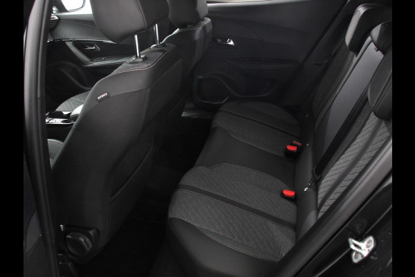 Peugeot 2008 1.2 PureTech 130pk Automaat Allure Navigatie Apple Carplay/Android Auto 360 camera Parkeersensoren Blind Spot Assist Adaptive Cruise Control Stoelverwarming Getinte ramen Climate Control