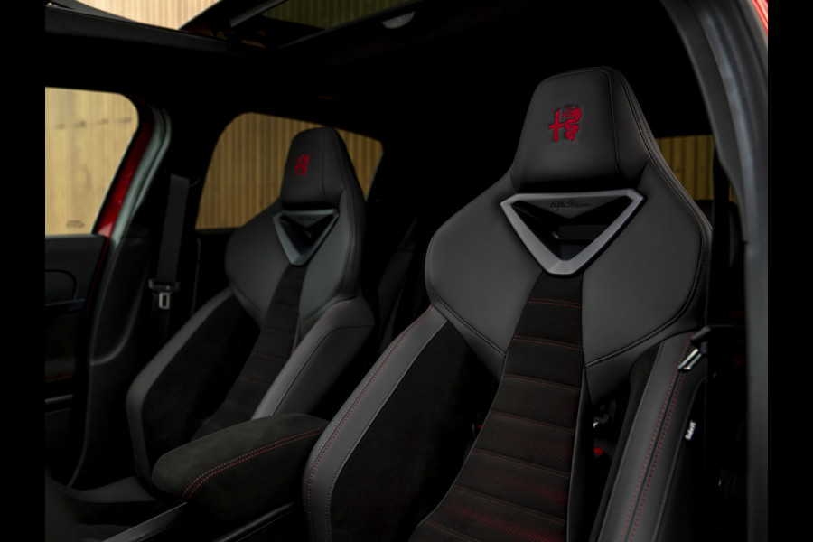 Alfa Romeo junior Elettrica Veloce 54 kWh | Corsa stoelen | Pano-dak | Techno Pack | Sport Pack