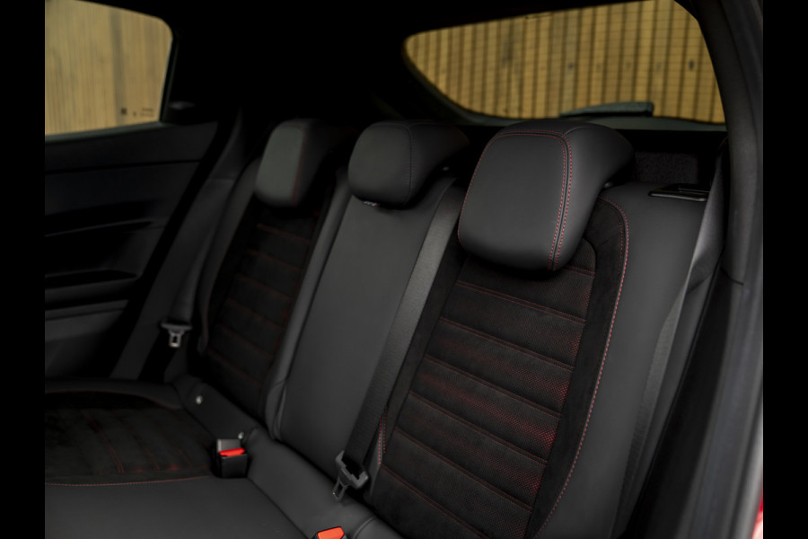 Alfa Romeo junior Elettrica Veloce 54 kWh | Corsa stoelen | Pano-dak | Techno Pack | Sport Pack