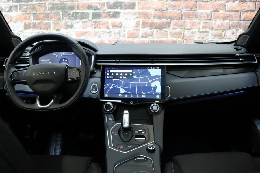 Lynk & Co 01 1.5 Automaat / Zwarte Hemelbekleding / Panoramadak / LED koplampen / Lichtmetalen velgen 20" / Navigatiesysteem Full Map / Parkeer Assistent / Rijstrooksensor met correctie / Rondomzicht Camera / Digitaal Instrumentenpaneel / Stoelverwarming / Premium Audio