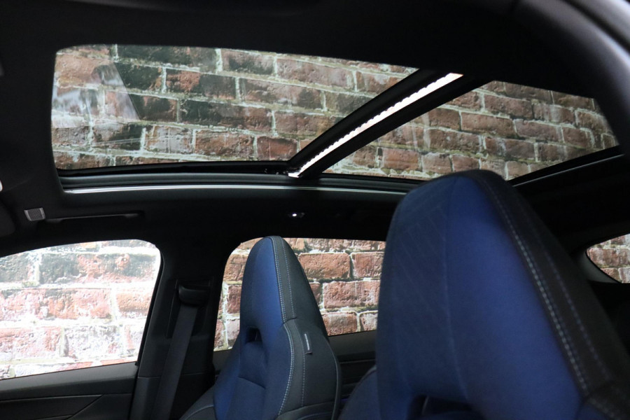 Lynk & Co 01 1.5 Automaat / Zwarte Hemelbekleding / Panoramadak / LED koplampen / Lichtmetalen velgen 20" / Navigatiesysteem Full Map / Parkeer Assistent / Rijstrooksensor met correctie / Rondomzicht Camera / Digitaal Instrumentenpaneel / Stoelverwarming / Premium Audio
