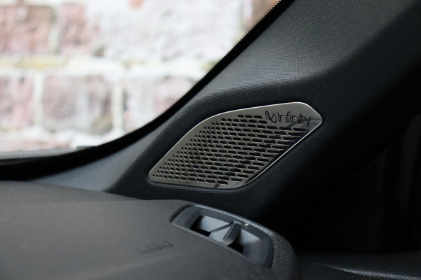 Lynk & Co 01 1.5 Automaat / Zwarte Hemelbekleding / Panoramadak / LED koplampen / Lichtmetalen velgen 20" / Navigatiesysteem Full Map / Parkeer Assistent / Rijstrooksensor met correctie / Rondomzicht Camera / Digitaal Instrumentenpaneel / Stoelverwarming / Premium Audio