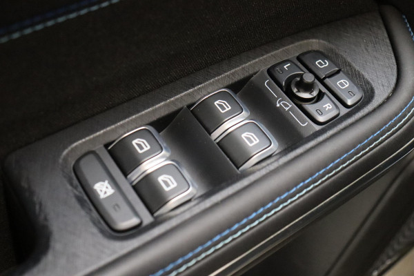 Lynk & Co 01 1.5 Automaat / Zwarte Hemelbekleding / Panoramadak / LED koplampen / Lichtmetalen velgen 20" / Navigatiesysteem Full Map / Parkeer Assistent / Rijstrooksensor met correctie / Rondomzicht Camera / Digitaal Instrumentenpaneel / Stoelverwarming / Premium Audio