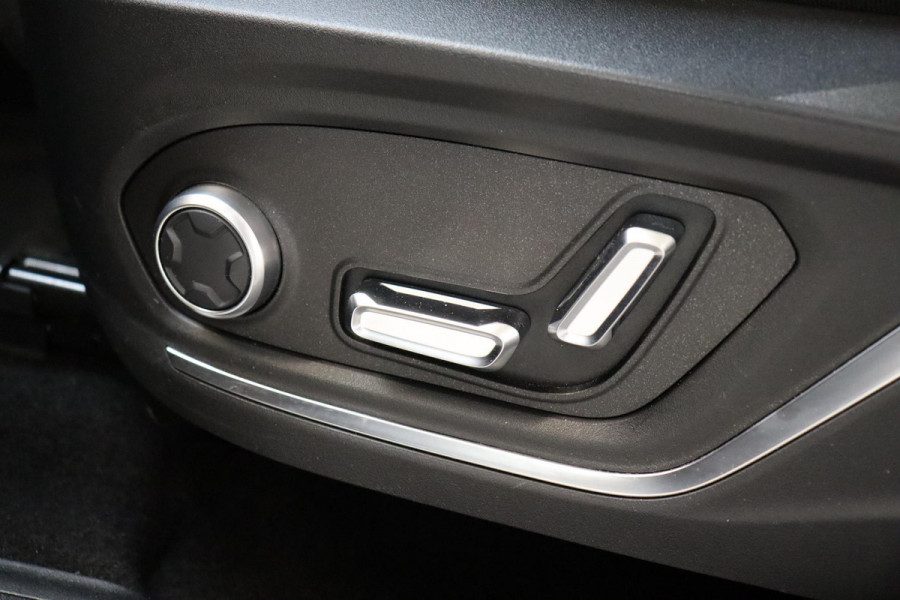 Lynk & Co 01 1.5 Automaat / Zwarte Hemelbekleding / Panoramadak / LED koplampen / Lichtmetalen velgen 20" / Navigatiesysteem Full Map / Parkeer Assistent / Rijstrooksensor met correctie / Rondomzicht Camera / Digitaal Instrumentenpaneel / Stoelverwarming / Premium Audio
