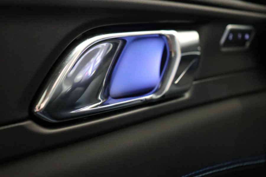 Lynk & Co 01 1.5 Automaat / Zwarte Hemelbekleding / Panoramadak / LED koplampen / Lichtmetalen velgen 20" / Navigatiesysteem Full Map / Parkeer Assistent / Rijstrooksensor met correctie / Rondomzicht Camera / Digitaal Instrumentenpaneel / Stoelverwarming / Premium Audio