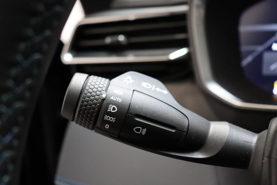 Lynk & Co 01 1.5 Automaat / Zwarte Hemelbekleding / Panoramadak / LED koplampen / Lichtmetalen velgen 20" / Navigatiesysteem Full Map / Parkeer Assistent / Rijstrooksensor met correctie / Rondomzicht Camera / Digitaal Instrumentenpaneel / Stoelverwarming / Premium Audio