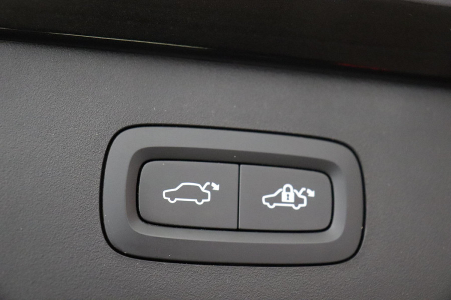 Lynk & Co 01 1.5 Automaat / Zwarte Hemelbekleding / Panoramadak / LED koplampen / Lichtmetalen velgen 20" / Navigatiesysteem Full Map / Parkeer Assistent / Rijstrooksensor met correctie / Rondomzicht Camera / Digitaal Instrumentenpaneel / Stoelverwarming / Premium Audio