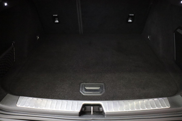 Lynk & Co 01 1.5 Automaat / Zwarte Hemelbekleding / Panoramadak / LED koplampen / Lichtmetalen velgen 20" / Navigatiesysteem Full Map / Parkeer Assistent / Rijstrooksensor met correctie / Rondomzicht Camera / Digitaal Instrumentenpaneel / Stoelverwarming / Premium Audio