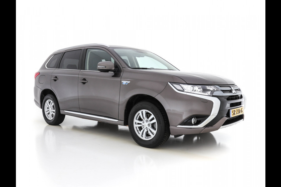 Mitsubishi Outlander 2.0 AWD (Plug-In) (INCL-BTW) Aut.*LEATHER-ALCANTARA | NAVI-FULLMAP | KEYLESS | DAB | CAMERA | ECC | CRUISE | CARPLAY | PRIVACY-GLASS | TOWBAR | SHIFTPADDLES | 16"ALU*