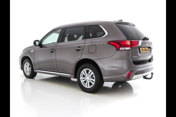 Mitsubishi Outlander 2.0 AWD (Plug-In) (INCL-BTW) Aut.*LEATHER-ALCANTARA | NAVI-FULLMAP | KEYLESS | DAB | CAMERA | ECC | CRUISE | CARPLAY | PRIVACY-GLASS | TOWBAR | SHIFTPADDLES | 16"ALU*