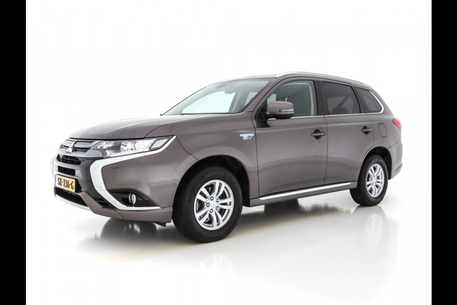 Mitsubishi Outlander 2.0 AWD (Plug-In) (INCL-BTW) Aut.*LEATHER-ALCANTARA | NAVI-FULLMAP | KEYLESS | DAB | CAMERA | ECC | CRUISE | CARPLAY | PRIVACY-GLASS | TOWBAR | SHIFTPADDLES | 16"ALU*