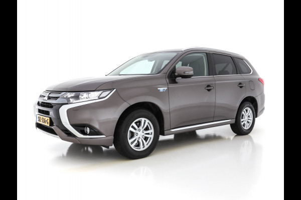 Mitsubishi Outlander 2.0 AWD (Plug-In) (INCL-BTW) Aut.*LEATHER-ALCANTARA | NAVI-FULLMAP | KEYLESS | DAB | CAMERA | ECC | CRUISE | CARPLAY | PRIVACY-GLASS | TOWBAR | SHIFTPADDLES | 16"ALU*