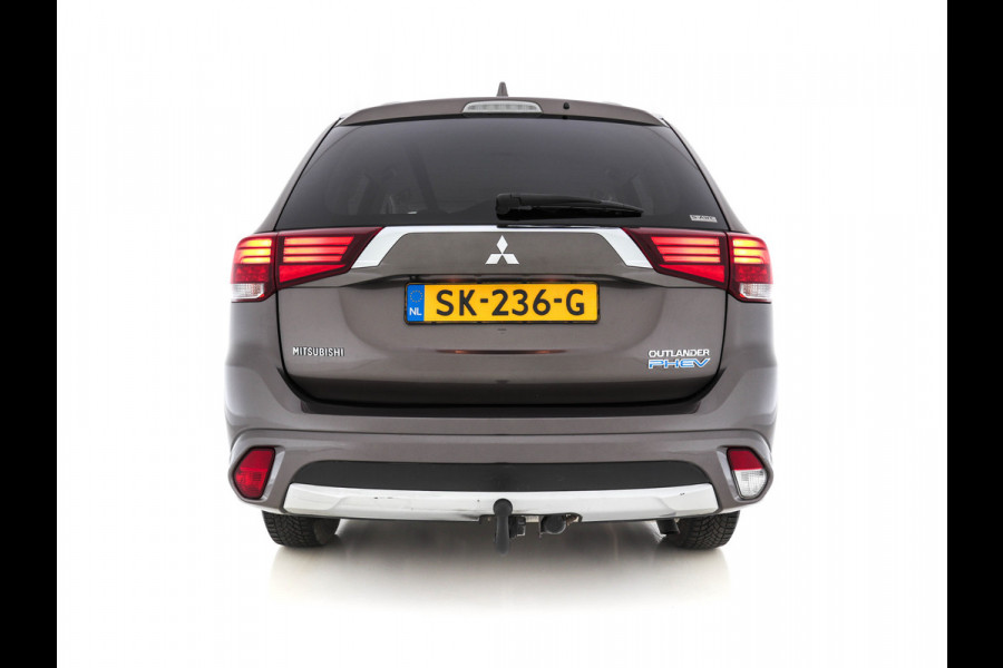 Mitsubishi Outlander 2.0 AWD (Plug-In) (INCL-BTW) Aut.*LEATHER-ALCANTARA | NAVI-FULLMAP | KEYLESS | DAB | CAMERA | ECC | CRUISE | CARPLAY | PRIVACY-GLASS | TOWBAR | SHIFTPADDLES | 16"ALU*