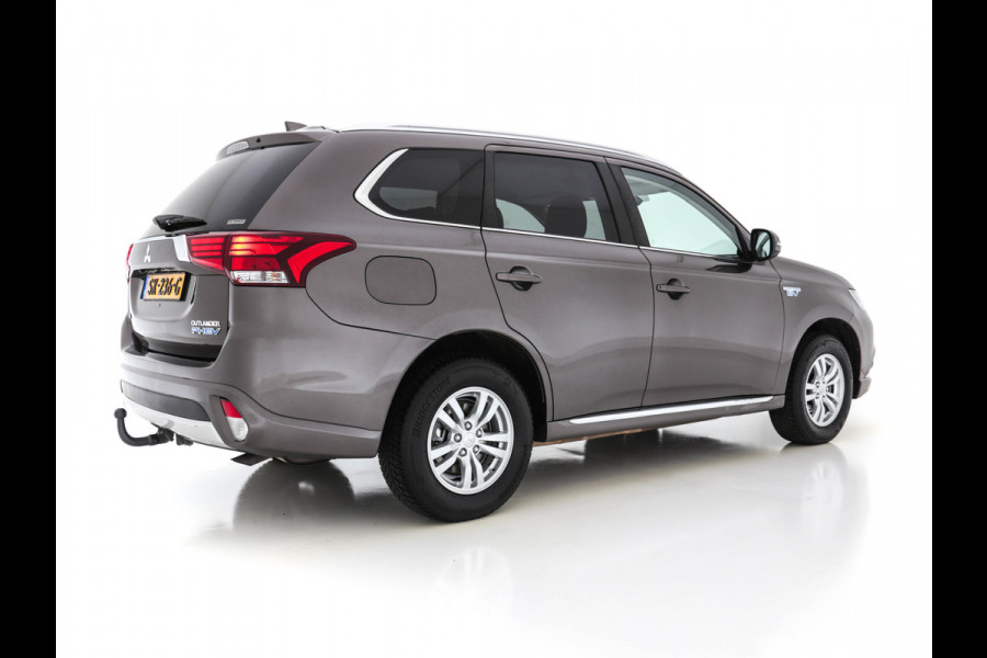 Mitsubishi Outlander 2.0 AWD (Plug-In) (INCL-BTW) Aut.*LEATHER-ALCANTARA | NAVI-FULLMAP | KEYLESS | DAB | CAMERA | ECC | CRUISE | CARPLAY | PRIVACY-GLASS | TOWBAR | SHIFTPADDLES | 16"ALU*