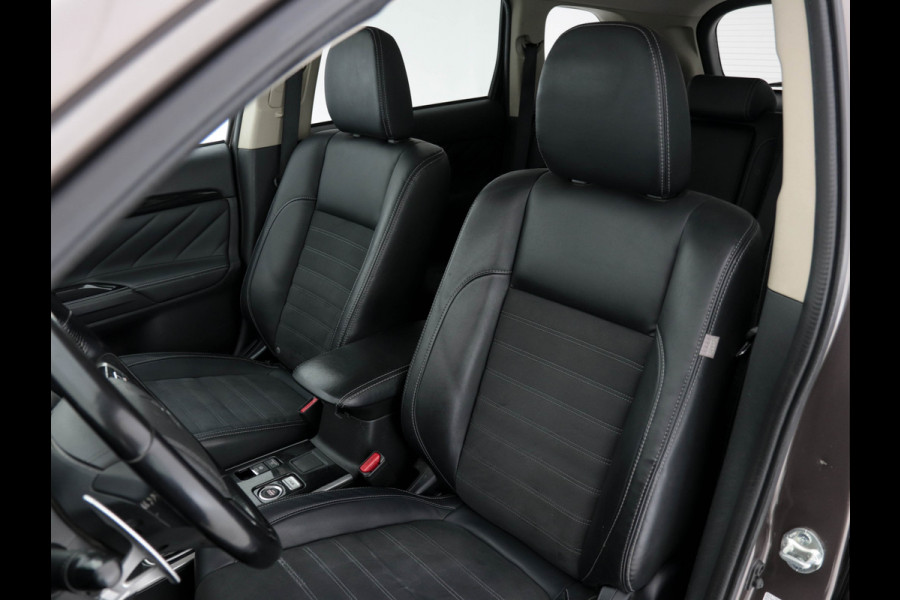 Mitsubishi Outlander 2.0 AWD (Plug-In) (INCL-BTW) Aut.*LEATHER-ALCANTARA | NAVI-FULLMAP | KEYLESS | DAB | CAMERA | ECC | CRUISE | CARPLAY | PRIVACY-GLASS | TOWBAR | SHIFTPADDLES | 16"ALU*