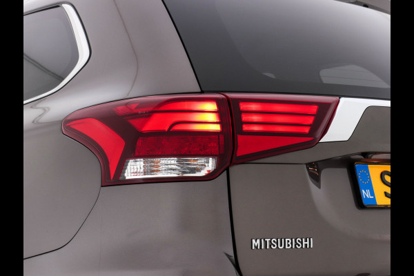 Mitsubishi Outlander 2.0 AWD (Plug-In) (INCL-BTW) Aut.*LEATHER-ALCANTARA | NAVI-FULLMAP | KEYLESS | DAB | CAMERA | ECC | CRUISE | CARPLAY | PRIVACY-GLASS | TOWBAR | SHIFTPADDLES | 16"ALU*