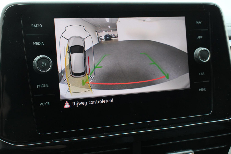 Volkswagen T-Roc 1.5 TSI 150pk DSG R-Line Navigatie Apple Carplay/Android Auto Parkeersensoren Camera Blind Spot Assist Adaptieve Cruise Control Elektrische achterklep Stoel- en stuurverwarming Climate Control Ledverlichting Virtual Cockpit