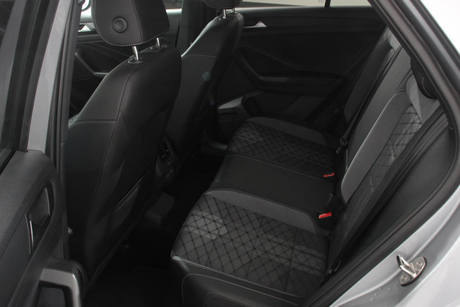 Volkswagen T-Roc 1.5 TSI 150pk DSG R-Line Navigatie Apple Carplay/Android Auto Parkeersensoren Camera Blind Spot Assist Adaptieve Cruise Control Elektrische achterklep Stoel- en stuurverwarming Climate Control Ledverlichting Virtual Cockpit