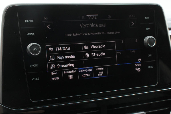 Volkswagen T-Roc 1.5 TSI 150pk DSG R-Line Navigatie Apple Carplay/Android Auto Parkeersensoren Camera Blind Spot Assist Adaptieve Cruise Control Elektrische achterklep Stoel- en stuurverwarming Climate Control Ledverlichting Virtual Cockpit