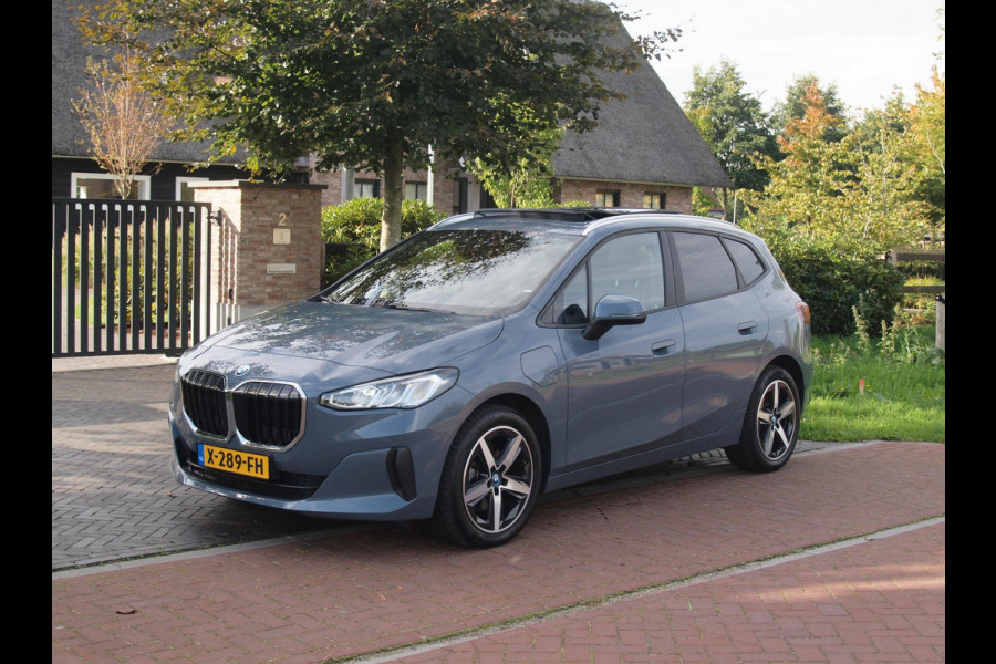 BMW 2 Serie Active Tourer 225e xDrive | Panoramadak | Harman Kardon | Camera| Sfeerverlichting | NL-Auto |