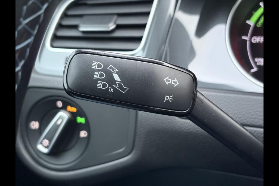 Volkswagen e-Golf e-Golf ✓SOH 85,18 %✓2e Eigenaar✓Carplay✓Navi✓Clima✓Cruise✓Pdc V+A✓136pk✓Lm velgen✓Bj 12-2018✓N.A.P✓Apk tot 10-2027