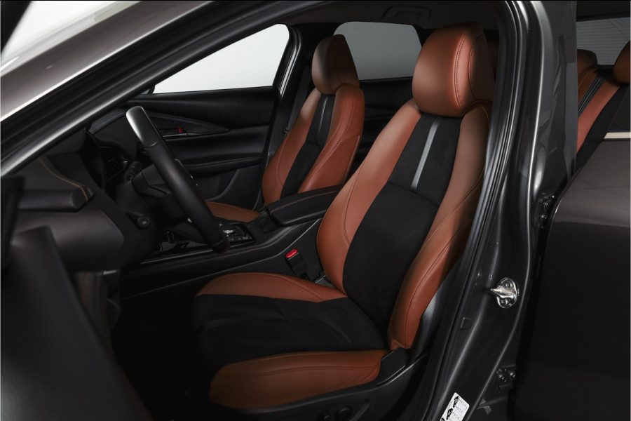 Mazda CX-30 2.0 e-SkyActiv-X 186 PK M Hybrid Nagisa Org. NL. | Adapt. Cruise | Trekhaak | Stoelverw. | PDC | Camera | NAV + App. Connect | ECC | Bose | Elek. Klep | LM 18" |
