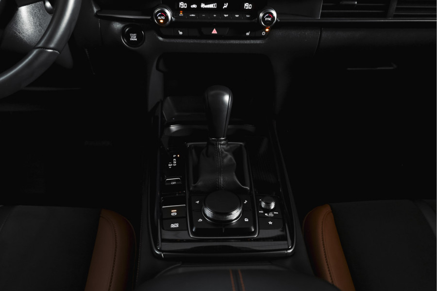 Mazda CX-30 2.0 e-SkyActiv-X 186 PK M Hybrid Nagisa Org. NL. | Adapt. Cruise | Trekhaak | Stoelverw. | PDC | Camera | NAV + App. Connect | ECC | Bose | Elek. Klep | LM 18" |