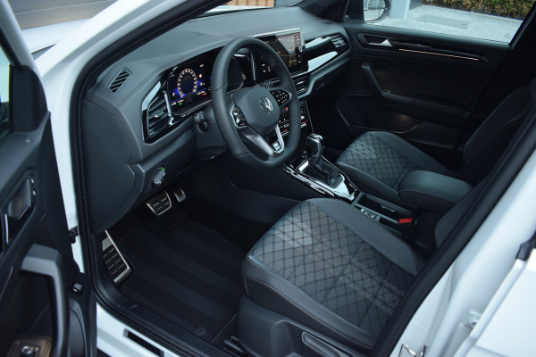 Volkswagen T-Roc 1.5 TSI R-Line Black Style | Pano | Keyless | Trekhaak | IQ light
