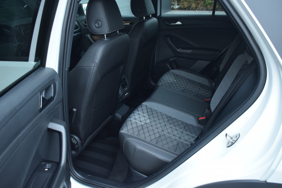 Volkswagen T-Roc 1.5 TSI R-Line Black Style | Pano | Keyless | Trekhaak | IQ light