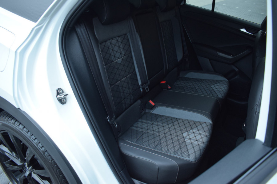 Volkswagen T-Roc 1.5 TSI R-Line Black Style | Pano | Keyless | Trekhaak | IQ light