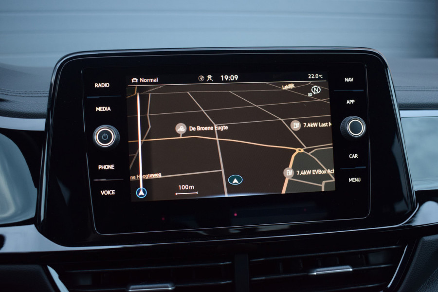 Volkswagen T-Roc 1.5 TSI R-Line Black Style | Pano | Keyless | Trekhaak | IQ light