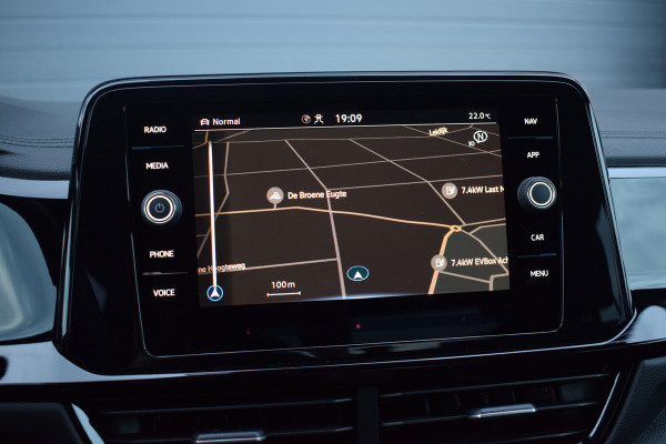 Volkswagen T-Roc 1.5 TSI R-Line Black Style | Pano | Keyless | Trekhaak | IQ light