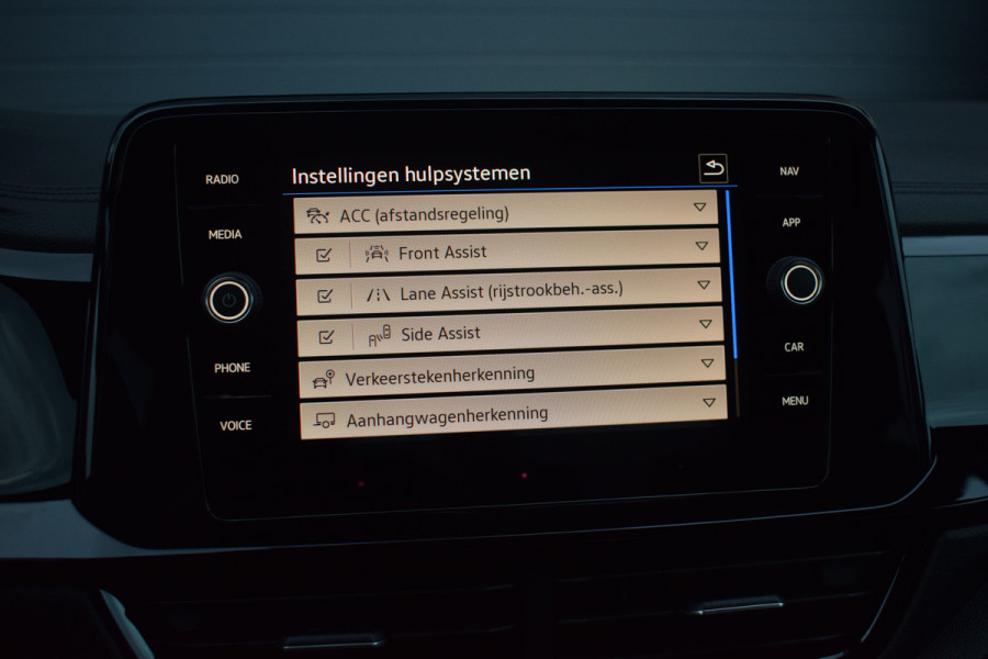 Volkswagen T-Roc 1.5 TSI R-Line Black Style | Pano | Keyless | Trekhaak | IQ light