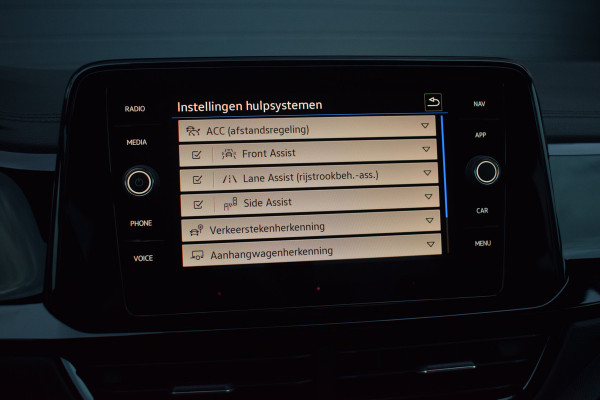 Volkswagen T-Roc 1.5 TSI R-Line Black Style | Pano | Keyless | Trekhaak | IQ light