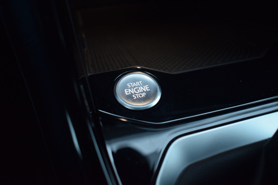 Volkswagen T-Roc 1.5 TSI R-Line Black Style | Pano | Keyless | Trekhaak | IQ light