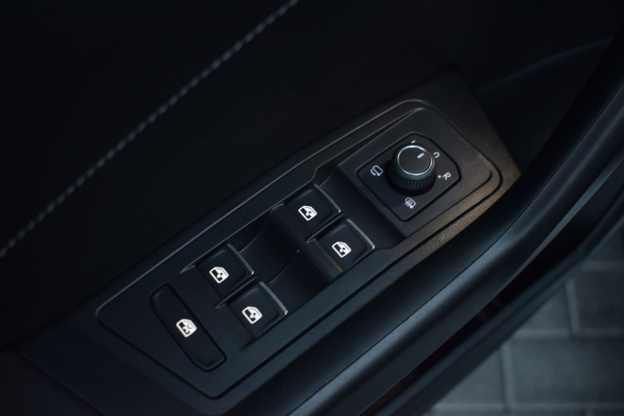 Volkswagen T-Roc 1.5 TSI R-Line Black Style | Pano | Keyless | Trekhaak | IQ light