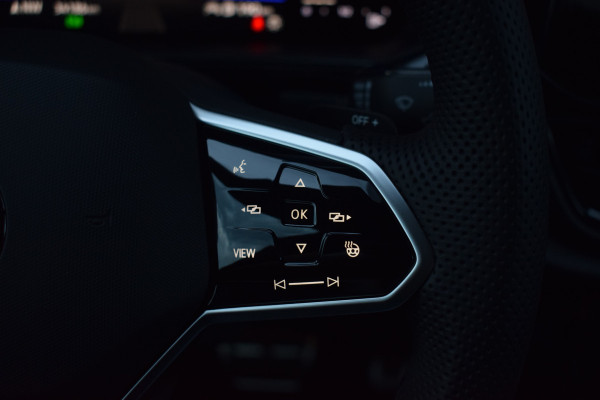 Volkswagen T-Roc 1.5 TSI R-Line Black Style | Pano | Keyless | Trekhaak | IQ light
