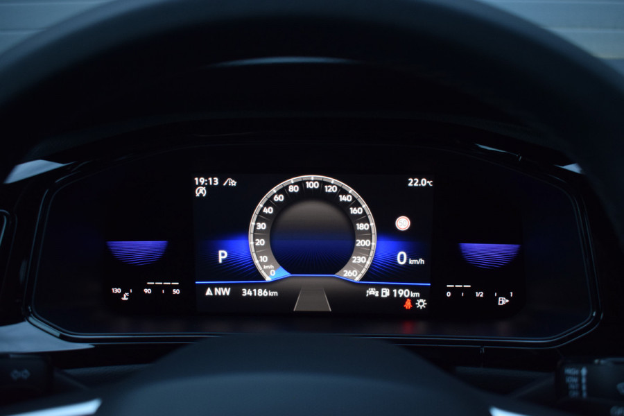 Volkswagen T-Roc 1.5 TSI R-Line Black Style | Pano | Keyless | Trekhaak | IQ light