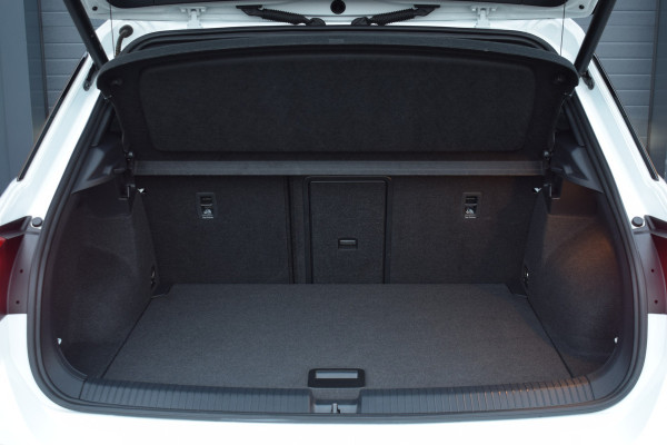 Volkswagen T-Roc 1.5 TSI R-Line Black Style | Pano | Keyless | Trekhaak | IQ light