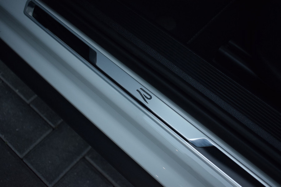 Volkswagen T-Roc 1.5 TSI R-Line Black Style | Pano | Keyless | Trekhaak | IQ light